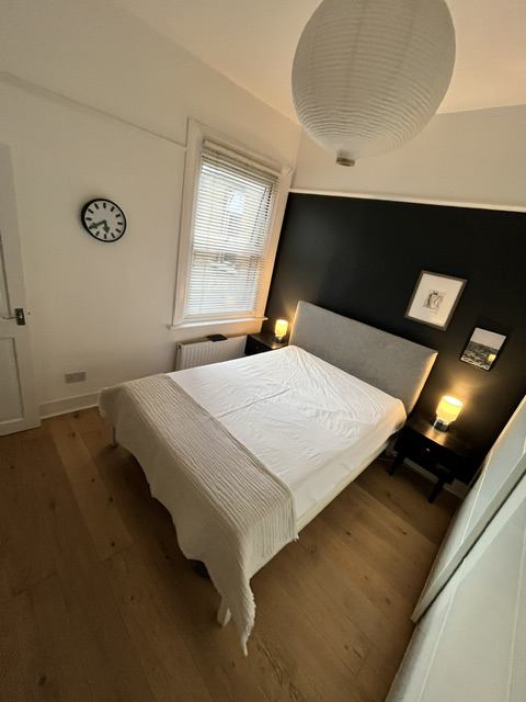 Room Chertsey Road in Greater London