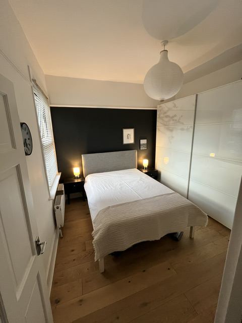 Room Chertsey Road in Greater London