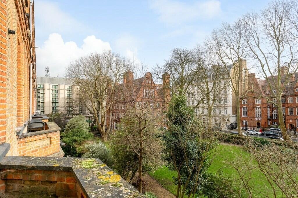 Flat Courtfield Road in Greater London