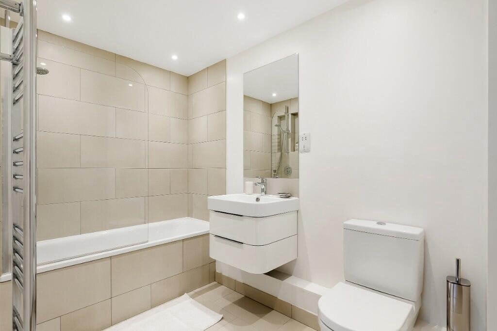 Flat Courtfield Road in Greater London