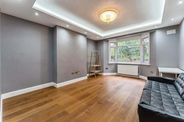 Flat Finchley Road in Greater London