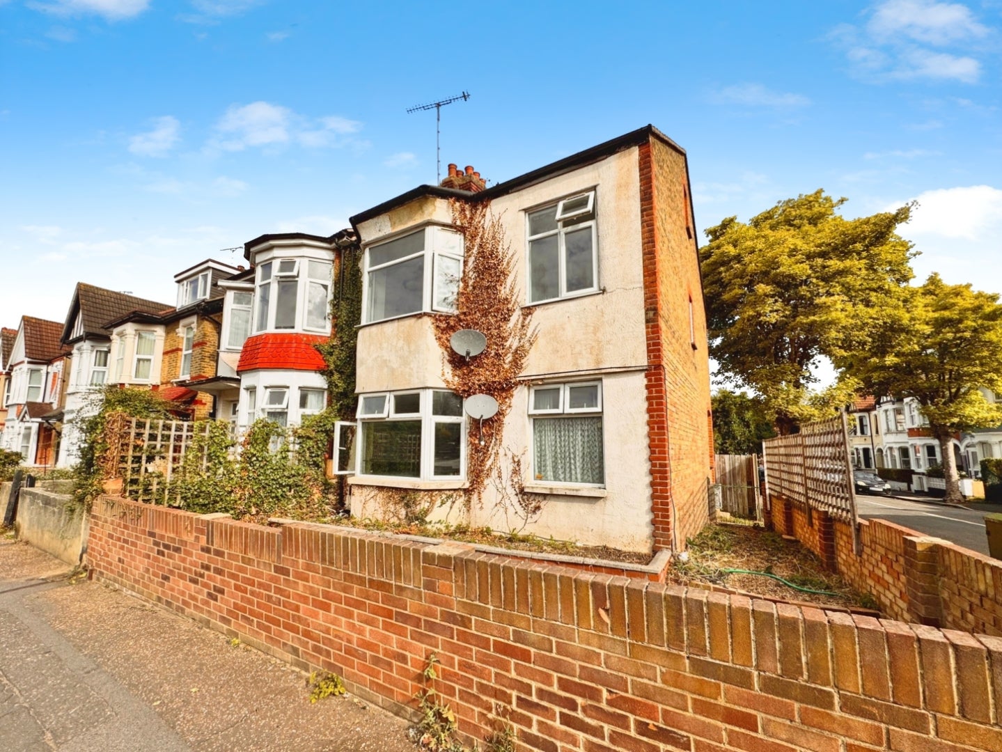 Flat Silverdale Avenue in Southend-on-Sea