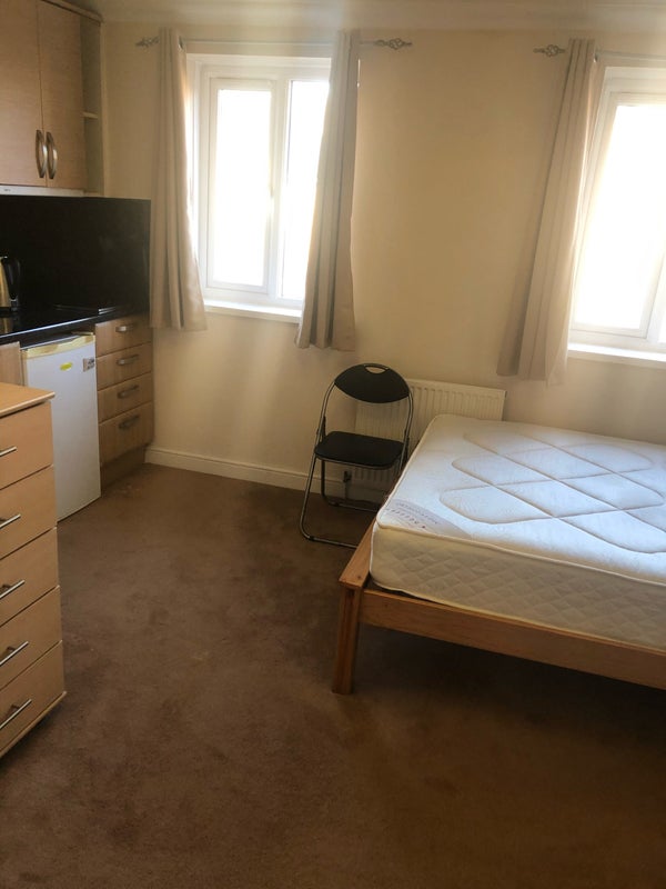 Room Inglewood Close in Greater London
