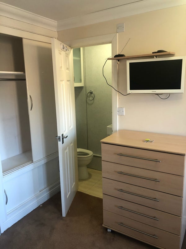Room Inglewood Close in Greater London