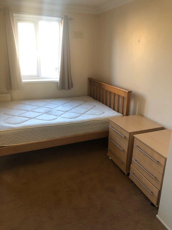 Room Inglewood Close in Greater London