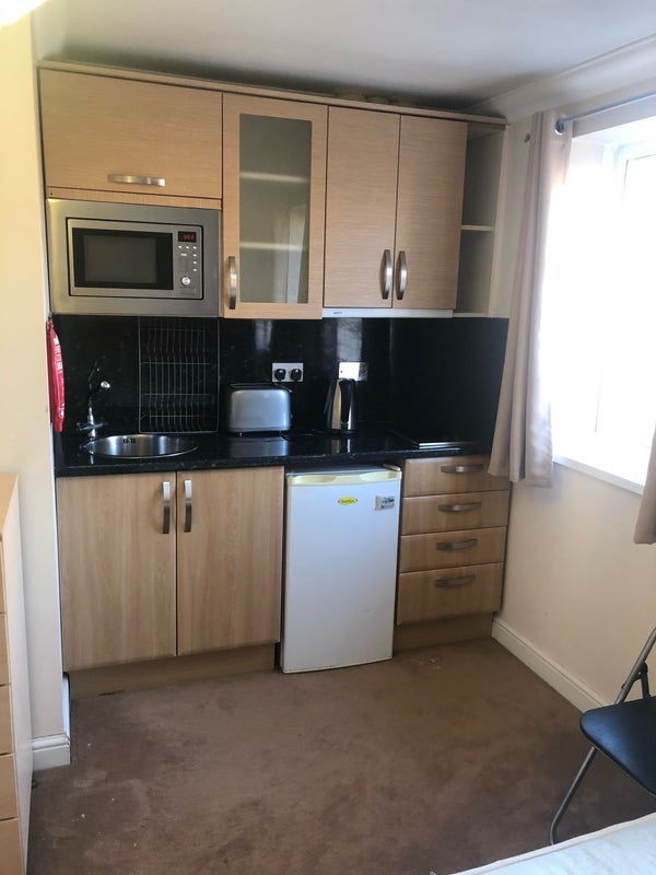 Room Inglewood Close in Greater London