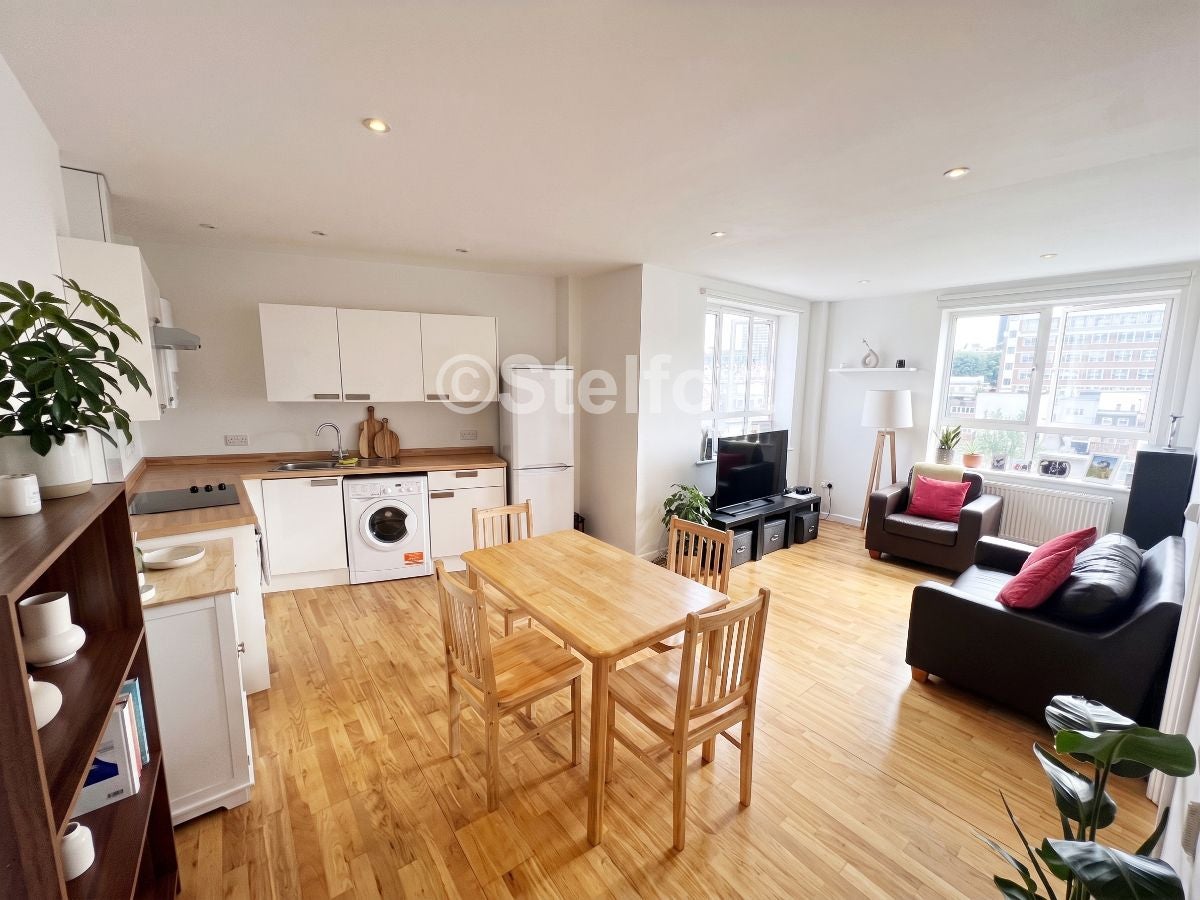 Flat Drummond Crescent in Greater London