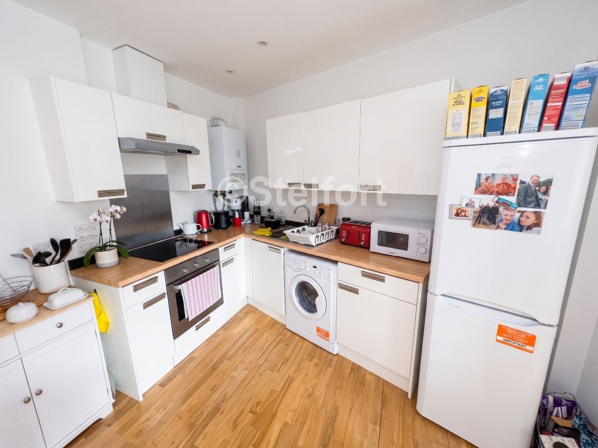 Flat Drummond Crescent in Greater London