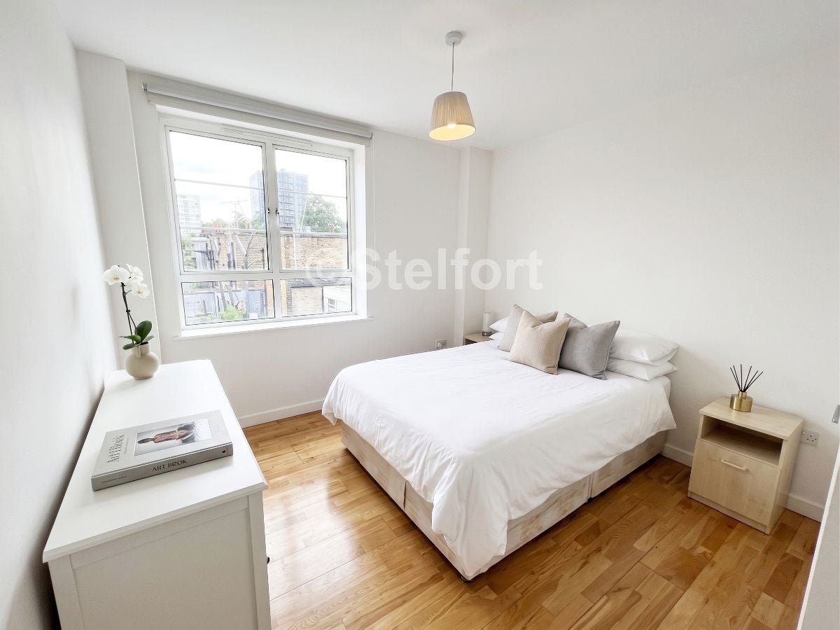 Flat Drummond Crescent in Greater London