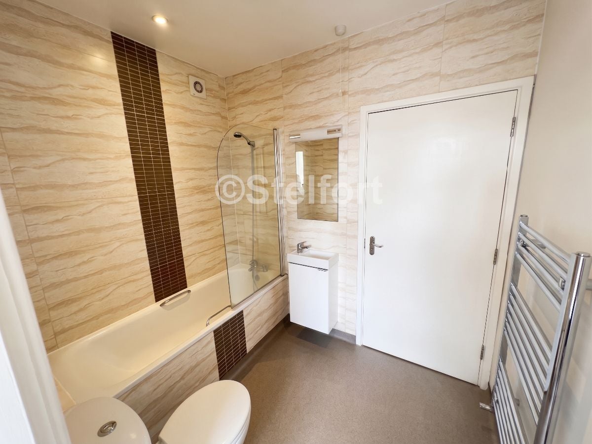 Flat Drummond Crescent in Greater London