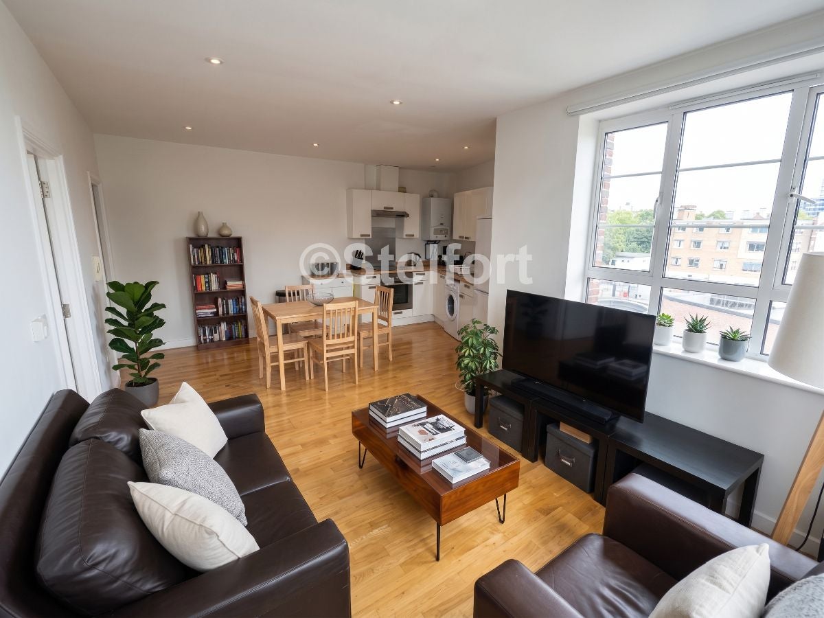 Flat Drummond Crescent in Greater London