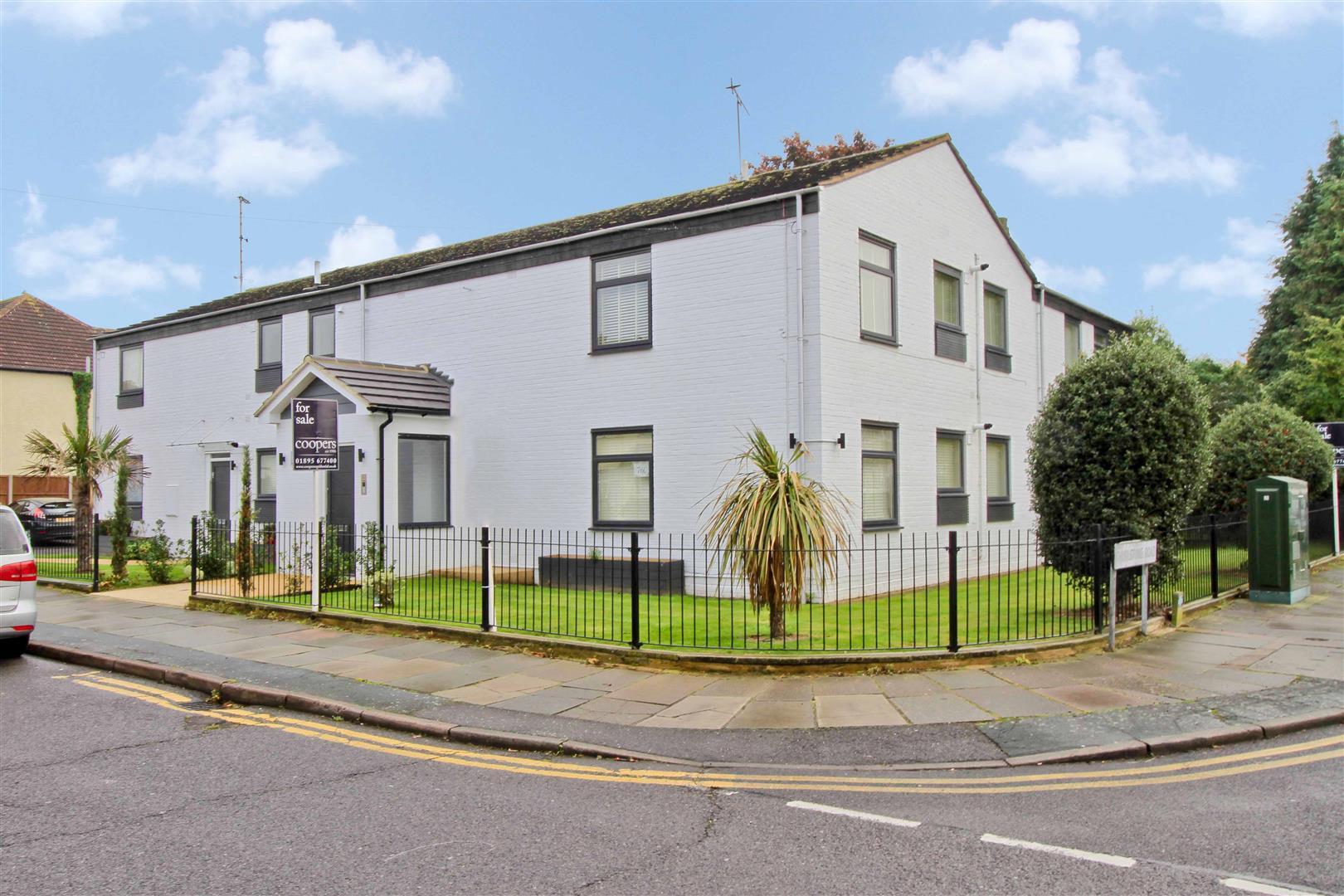 Flat Torrington Road in Greater London