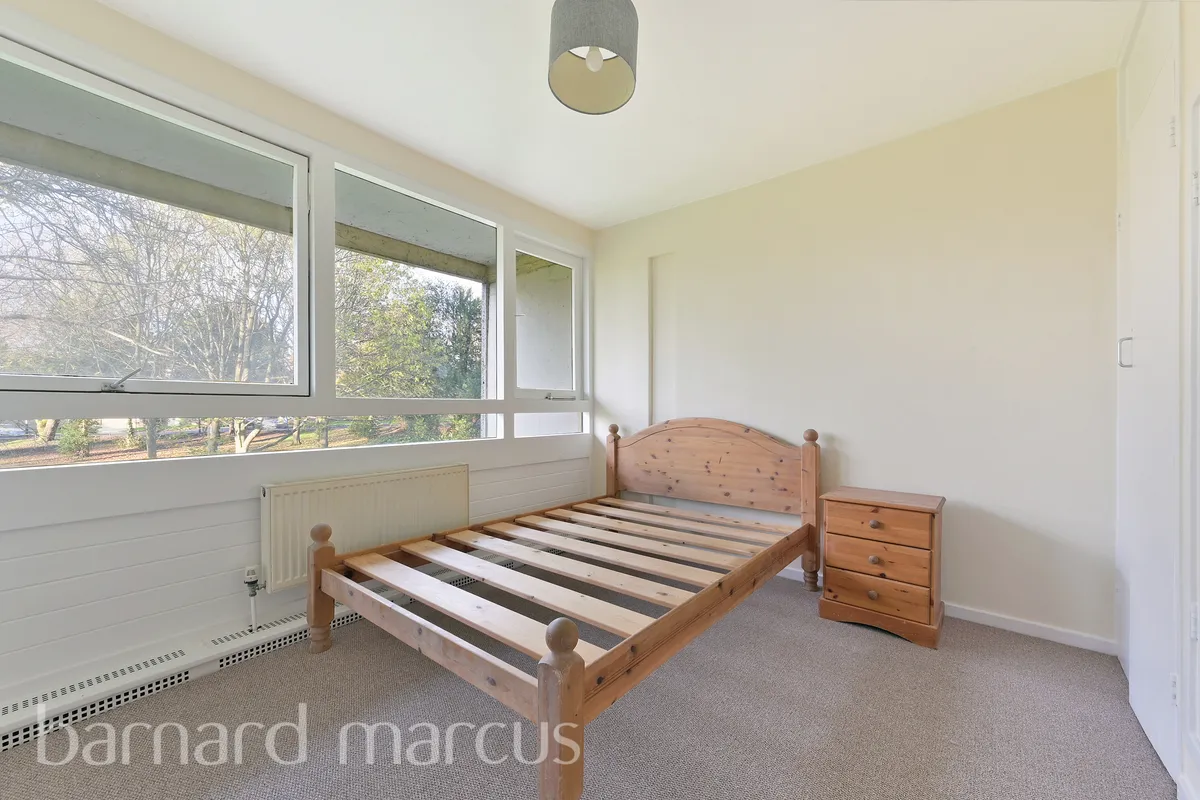 Flat Highcliffe Drive in Greater London
