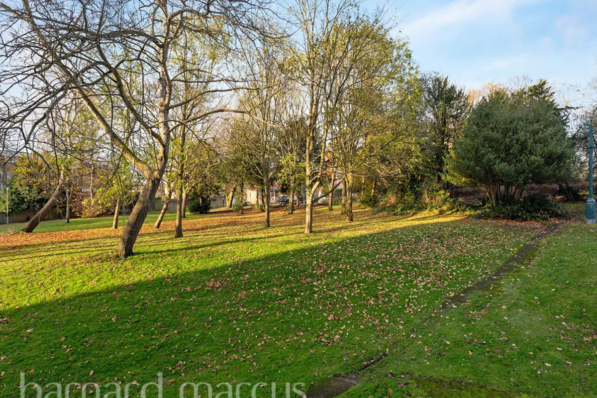 Flat Highcliffe Drive in Greater London