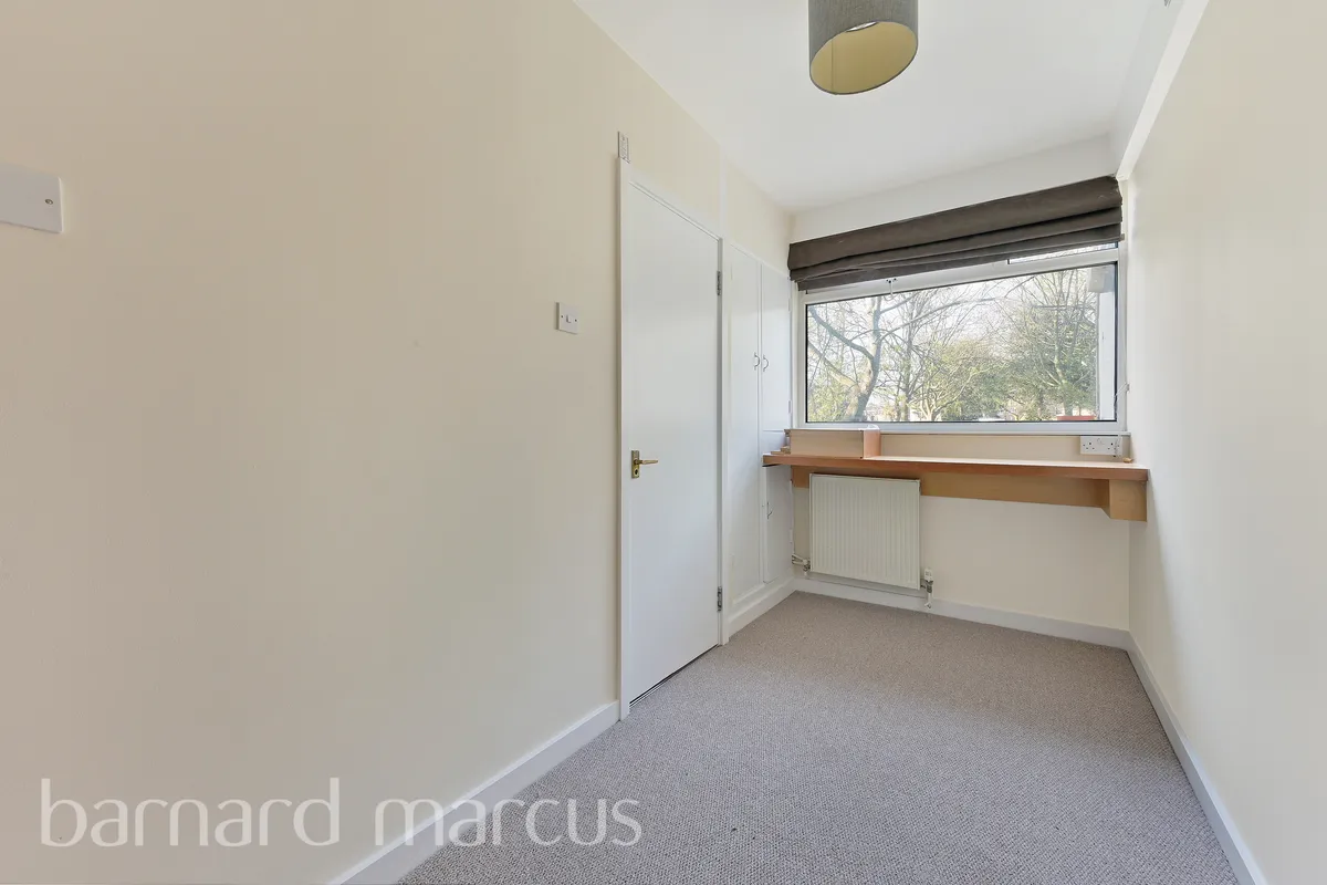 Flat Highcliffe Drive in Greater London