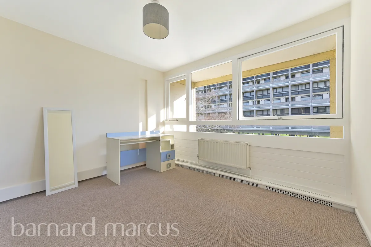 Flat Highcliffe Drive in Greater London