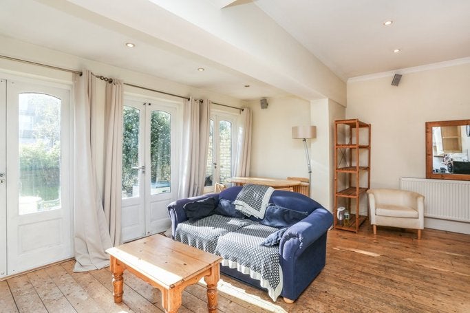 Flat Whitehall Gardens in Greater London