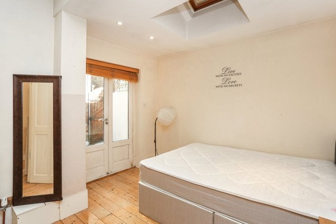 Flat Whitehall Gardens in Greater London
