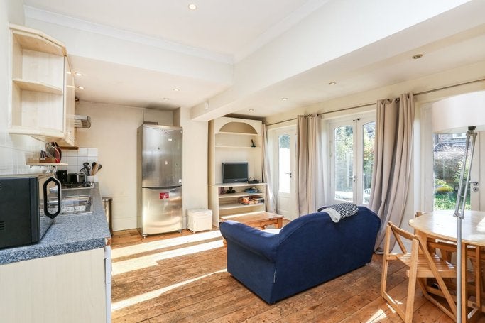 Flat Whitehall Gardens in Greater London