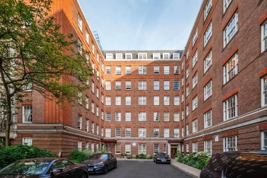 Flat Grove End Road in City of Westminster