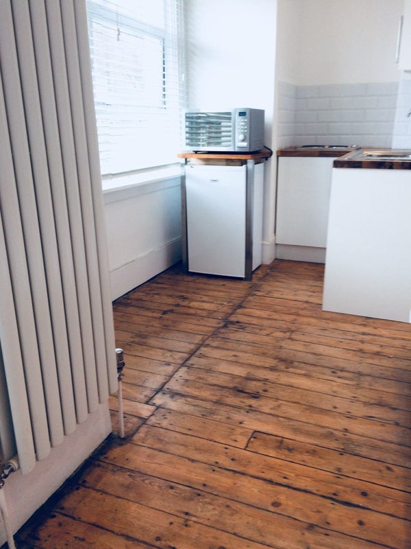 Flat Montague Road in Greater London