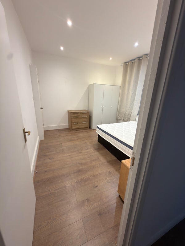 Room Leeds Street in Greater London