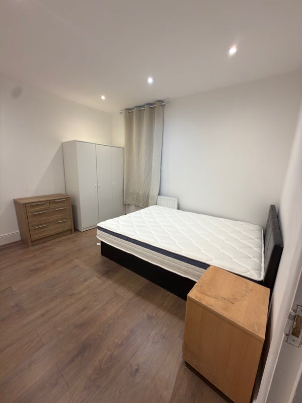 Room Leeds Street in Greater London