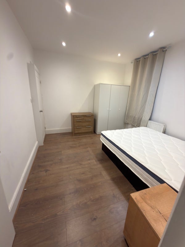 Room Leeds Street in Greater London