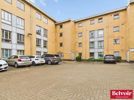 Flat Lockside Marina in Chelmsford