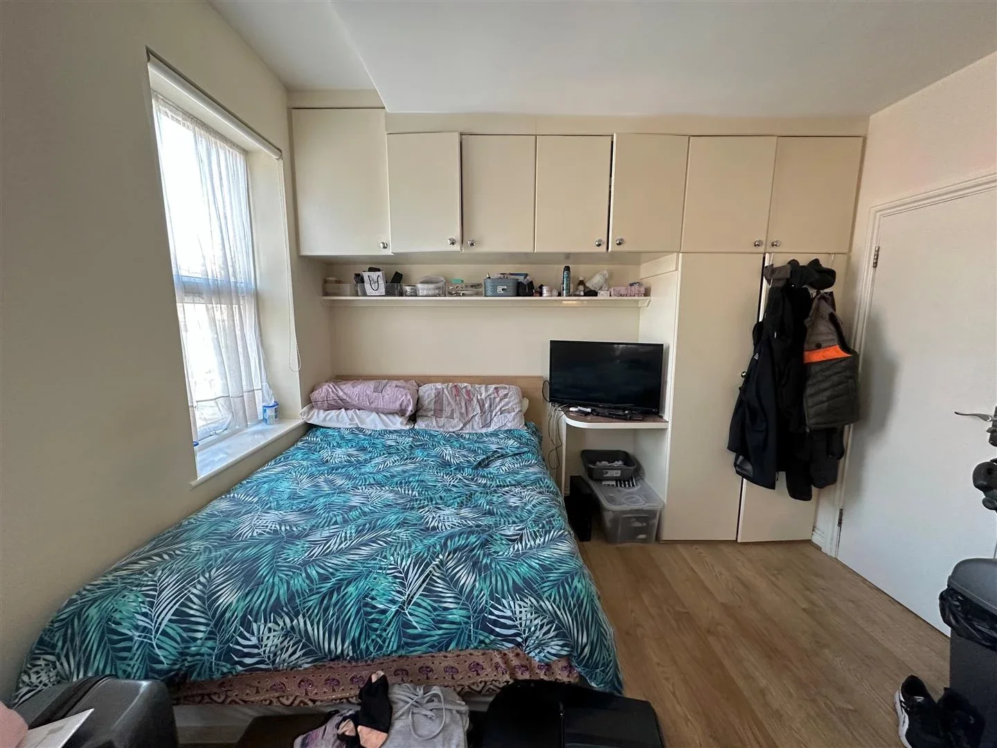 Room Gathorne Road in Greater London