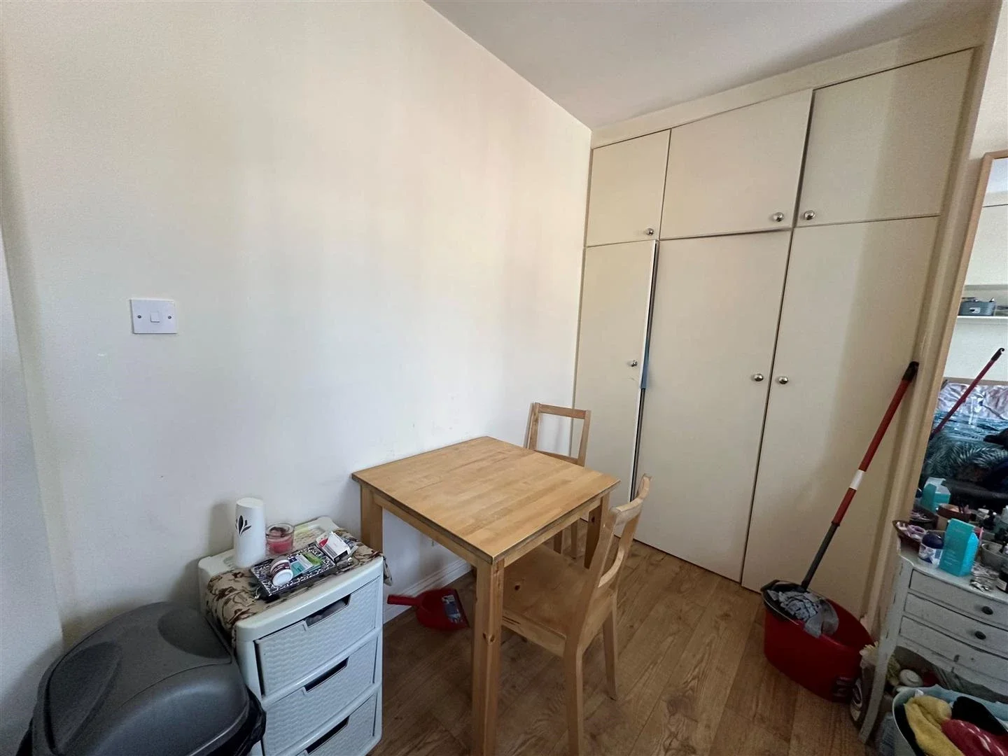 Room Gathorne Road in Greater London