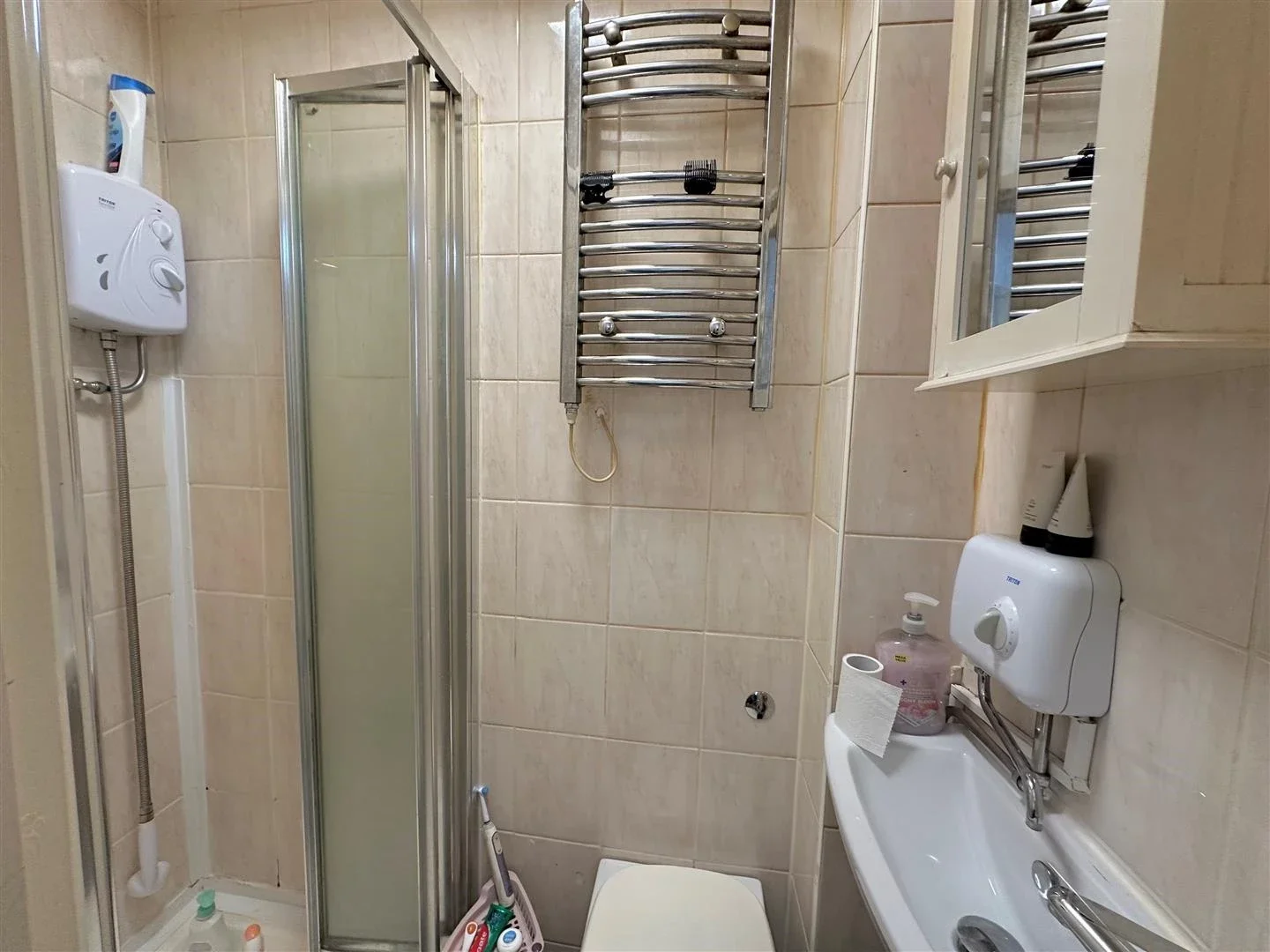 Room Gathorne Road in Greater London
