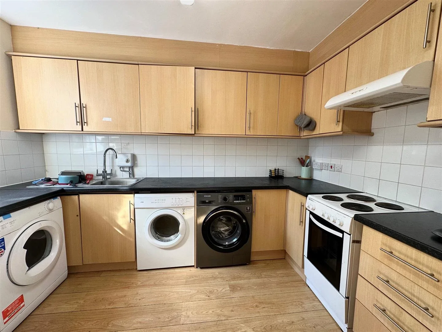 Room Gathorne Road in Greater London