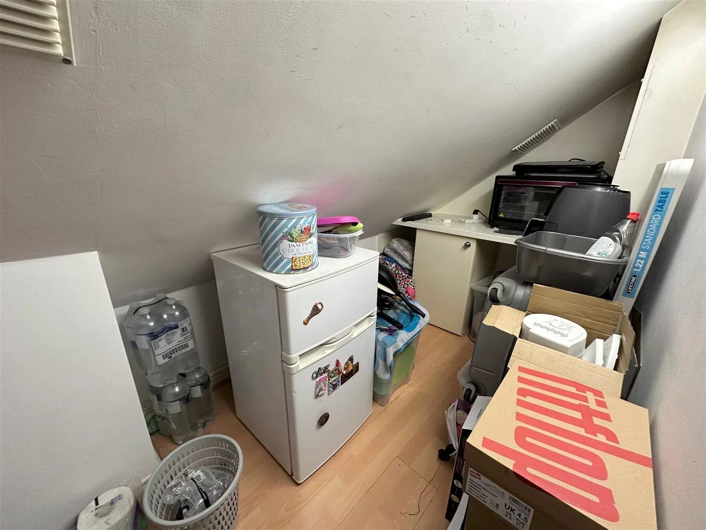Room Gathorne Road in Greater London