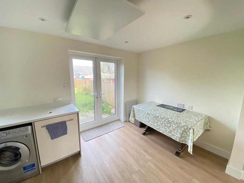 Flat Monksland Road in Port Eynon
