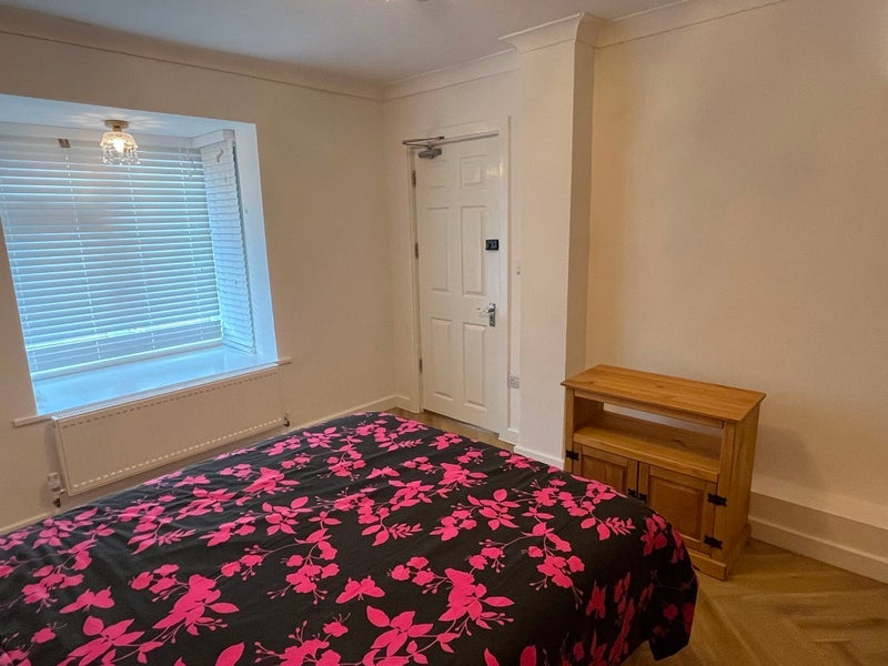 Room Overton Road in Greater London