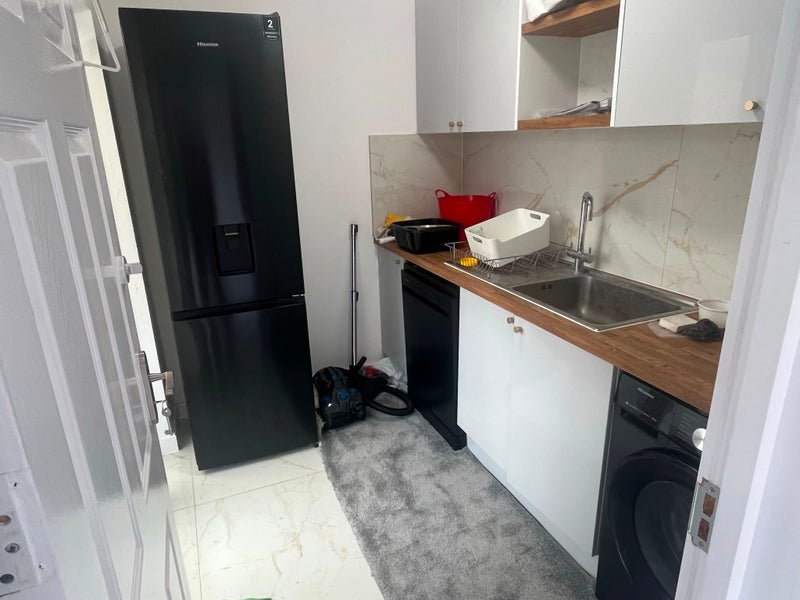 Room Overton Road in Greater London