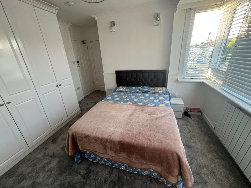 Room Overton Road in Greater London