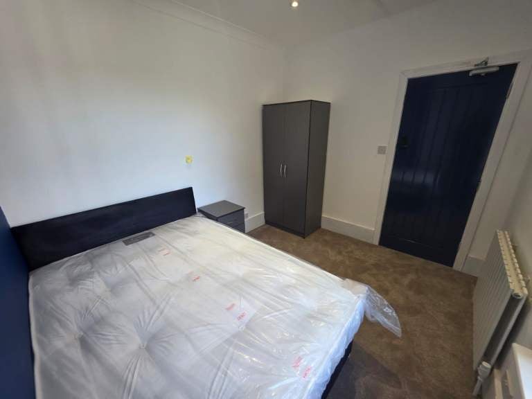 Room Clarendon Road in Luton