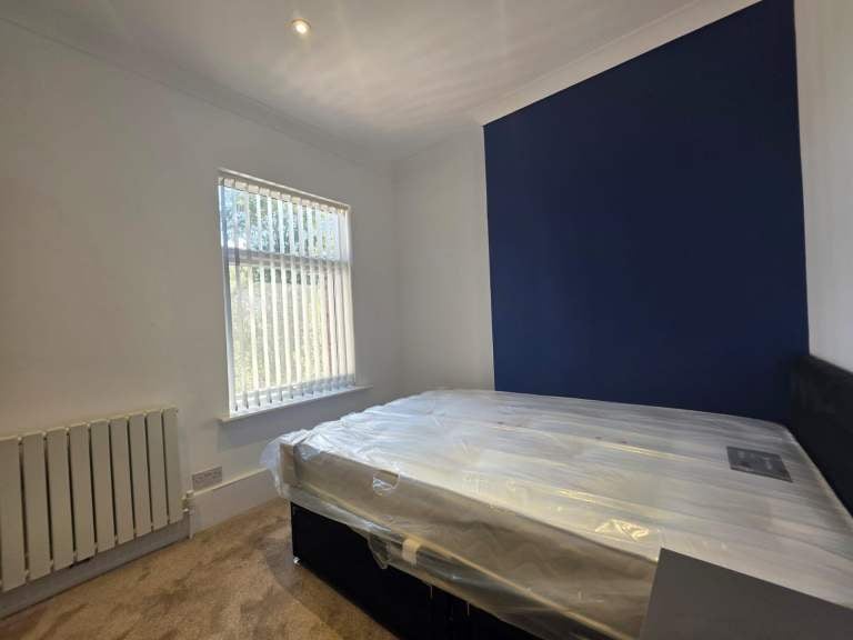 Room Clarendon Road in Luton