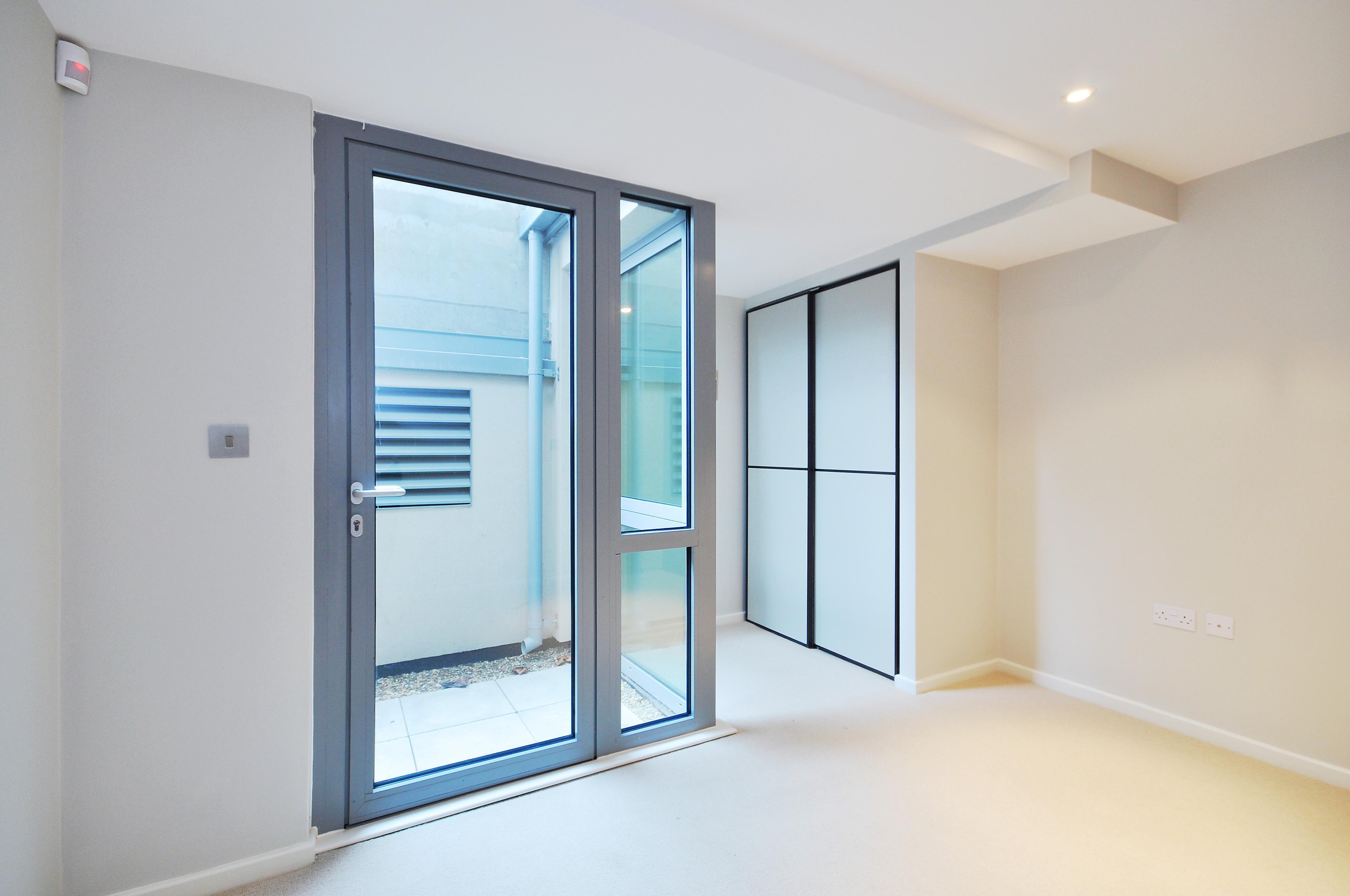 Flat Blackthorn Avenue in Greater London