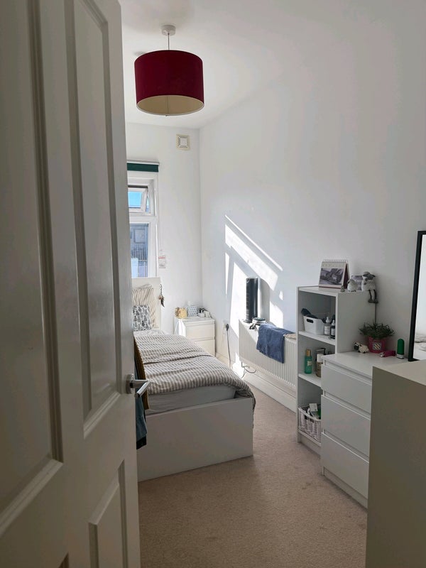 Room Mantle Road in Greater London