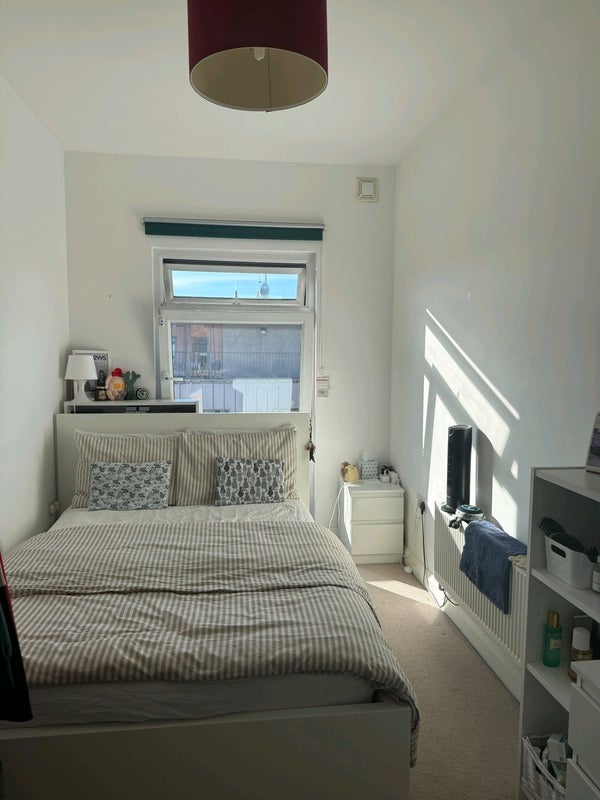 Room Mantle Road in Greater London