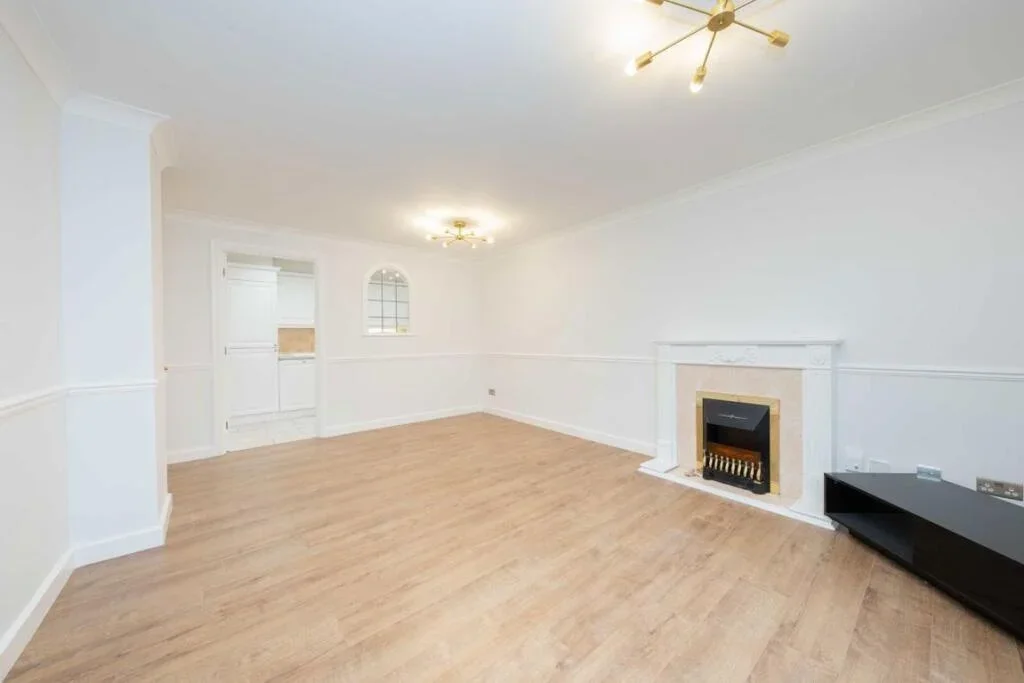 Flat Russell Road in Greater London