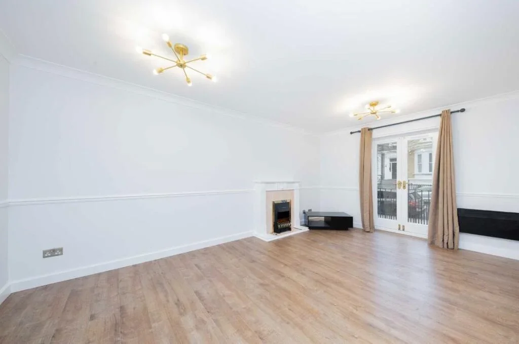 Flat Russell Road in Greater London