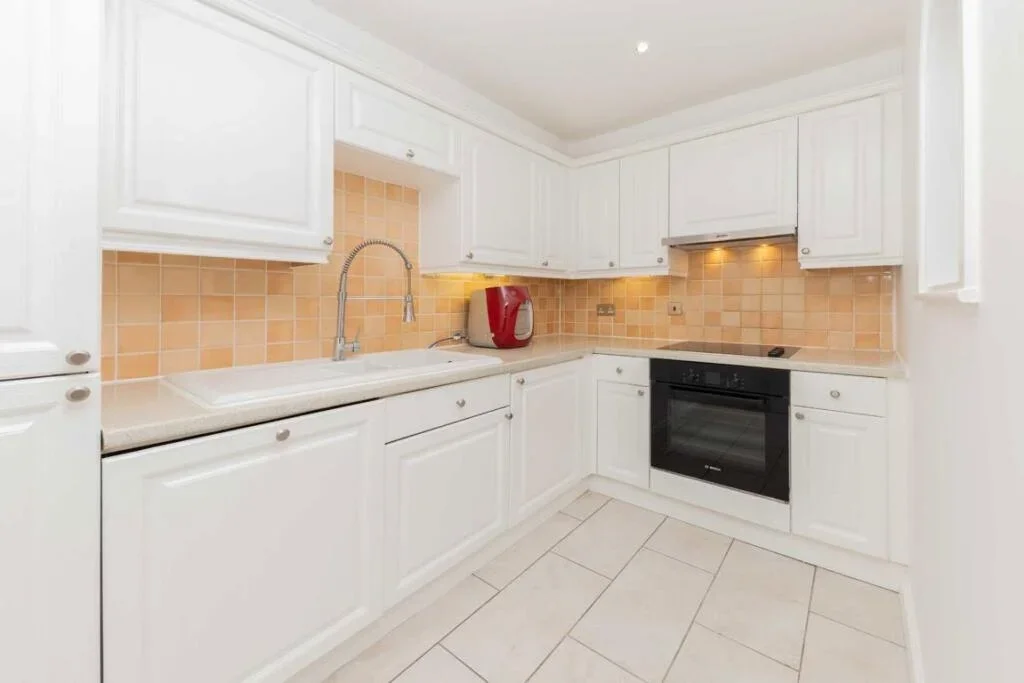Flat Russell Road in Greater London