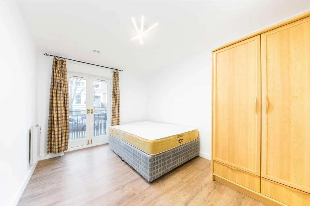 Flat Russell Road in Greater London