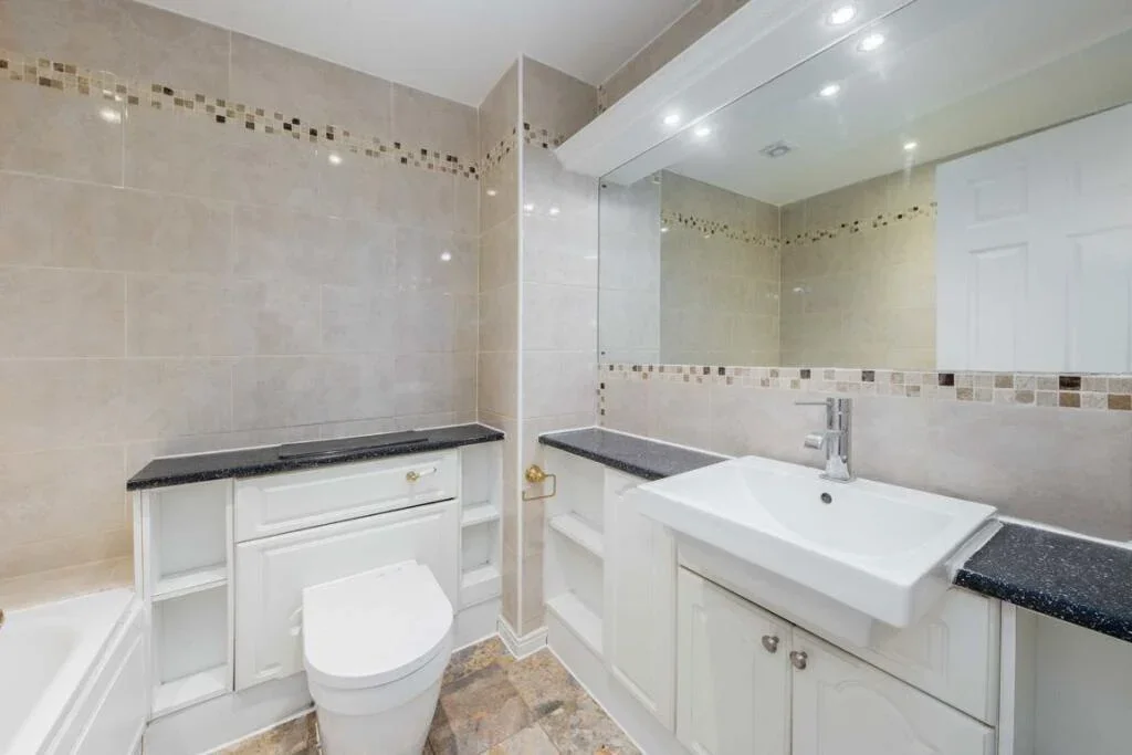 Flat Russell Road in Greater London