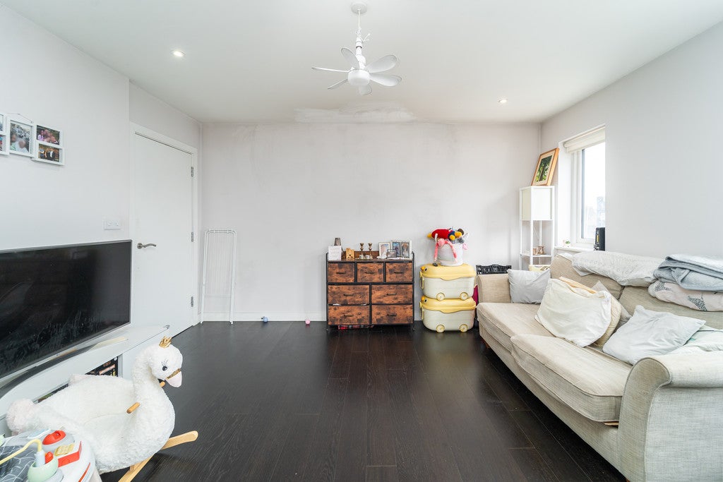 Flat Woodstock Road in Greater London