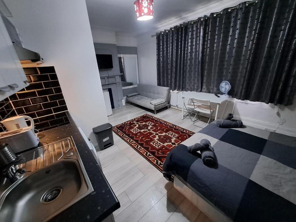 Room Finchley Road in Greater London